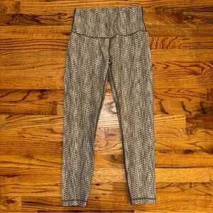 Lululemon High-Waist Gray & White Chevron Patterned Leggings Sz 8